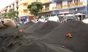 La ceniza mojada tapona alcantarillas y amenaza tejados en La Palma