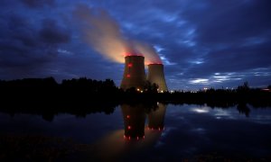 El vapor se eleva desde las torres de refrigeración de la central nuclear de Electricite de France (EDF) en Belleville-sur-Loire.