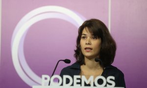 La portavoz de Podemos, Isa Serra, interviene en una rueda de prensa en la sede de Podemos.