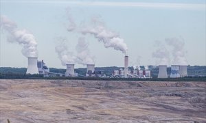 Planta de energía Turow y mina de carbón de lignito Turow vistas en la frontera con la República Checa y Alemania. Fotografía de archivo.