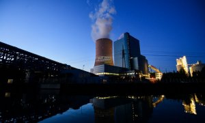 Activistas de Greenpeace proyectan el lema "Crisis climática hecha en Alemania" en la torre de enfriamiento de la central eléctrica de carbón Datteln 4 de Uniper en Datteln, Alemania occidental