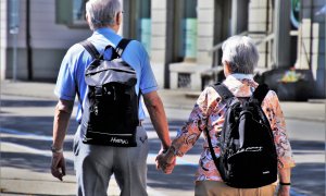 La lista de espera de dependencia cayó un 8% y las concesiones de las ayudas subieron un 6% en el último año.