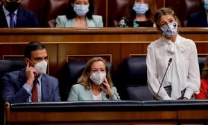 De  izq a der, el presidente del Gobierno, Pedro Sánchez, la vicepresidenta primera y ministra de Asuntos Económicos, Nadia Calviño, y la vicepresidenta segunda y ministra de Trabajo, Yolanda Díaz, en la sesión de control al Gobierno de los miércoles en e