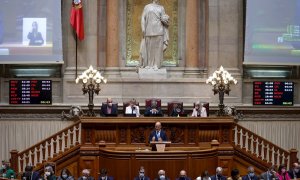 El ministro de Estado y Finanzas, Joao Leao, pronuncia un discurso a los parlamentarios durante el debate y la votación sobre la propuesta de presupuesto estatal para 2022 en el Parlamento portugués en Lisboa, Portugal, el 27 de octubre de 2021.