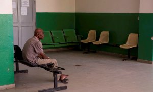 26/10/2021 Un hombre espera en un pasillo del Hospital Universitario de La Piax, en Puerto Príncipe (Haití).