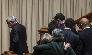 El primer ministro portugués Antonio Costa, a la izquierda de la imagen, se marcha después de la votación del presupuesto del gobierno para 2022 en el Parlamento portugués en Lisboa, el 27 de octubre de 2021.