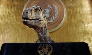Frankie, un dinosaurio generado por computadora mientras habla tras irrumpir en el famoso salón de la Asamblea General de la ONU en Nueva York