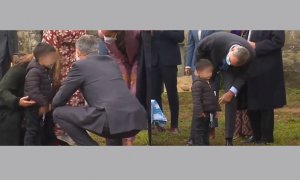 El rey Felipe VI fracasa estrepitosamente intentando animar a un niño enfadado