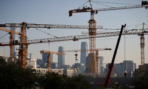 Grúas de edificios en construcción en el distrito financiero de Pekín. REUTERS/Thomas Peter