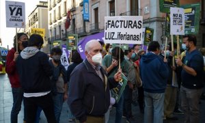 Varias personas con carteles sobre la luz durante una manifestación para denunciar la subida de los precios de la luz y el gas y pedir responsabilidad al Gobierno, en la Plaza de la Villa, a 28 de octubre de 2021, en Madrid.