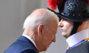 El presidente de los Estados Unidos, Joe Biden, pasa junto a un guardia suizo cuando llega al patio de San Damaso en el Vaticano el 29 de octubre de 2021.
