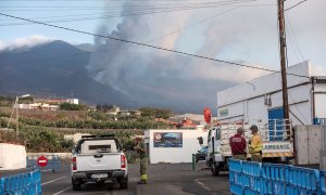 29/10/2021.-  Efectivos de Medio Ambiente del Cabildo de La Palma esperan en el límite de la zona de exclusión para ayudar a los evacuados por el volcán a retirar enseres de sus viviendas, este viernes 29 de octubre de 2021.