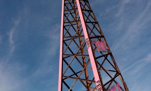 20/10/2021 Convierten una torre eléctrica en desuso en una flecha artística de protesta contra la subida en el precio de la luz