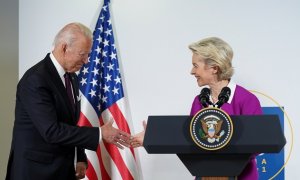 31/10/2021 La presidenta de la Comisión Europea Ursula Von der Leyen y Joe Biden se saludan en la cumbre del G20 en Roma