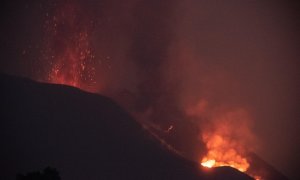 El volcán de Cumbre Vieja ha vuelto a reactivar su fase efusiva este domingo, después de haber estado expulsando densas columnas de cenizas