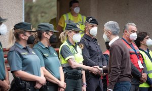 de la Guardia Civil durante su visita al Puesto de Mando Avanzado instalado por la emergencia volcánica en La Palma.