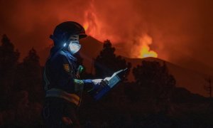 Miembros de la Unidad Militar de Emergencias (UME) y del Ejército de Tierra continúan con las monitorizaciones de los gases en las zonas de exclusión en Santa Cruz de la Palma.