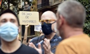 Asistentes durante una manifestación para condenar el asesinato de Samuel Luiz en A Coruña debido a una paliza, a 5 de julio de 2021, en Barcelona, Cataluña.