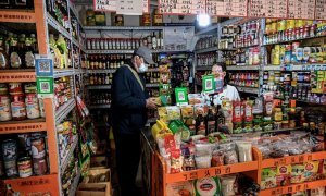 Un hombre compra condimentos alimenticios en un mercado de barrio en Beijing el 2 de noviembre de 2021.