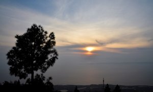 Una densa capa de gases y ceniza emitidas por el volcán de Cumbre Vieja cubre el Valle de Aridane a última hora del día de este martes.