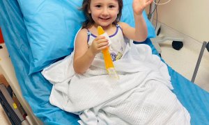 Cleo Smith, la niña de cuatro años desaparecida durante 18 días, come un helado en un hospital.