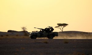 Una camioneta montada con un arma antiaérea durante la puesta de sol en Bir Lahlou, Sahara Occidental, el 9 de septiembre de 2016.
