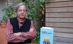 Jordi Serrano durant l'entrevista i amb el seu llibre al costat.