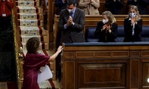 03/11/2021.- La ministra de Hacienda, María Jesús Montero (i) es aplaudida por el presidente del Gobierno, Pedro Sánchez (3d) la ministra de Economía, Nadia Calviño (2d) y el ministra de Trabajo, Yolanda Díaz (d) tras su intervención en el Congreso este m