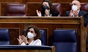 04/11/2021.- La ministra de Hacienda, María Jesús Montero, aplaude una intervención en la segunda jornada de debates de las siete enmiendas a la totalidad del proyecto de Ley de Presupuestos Generales del Estado para 2022, este jueves, en el Congreso de l