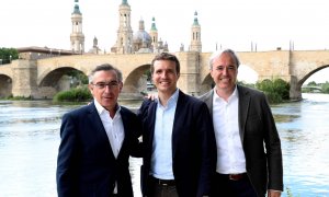 El alcalde de Zaragoza y único candidato a presidir el PP aragonés, Jorge Azcón, a la derecha, con Pablo Casado y con su antecesor, Luisma Beamonte