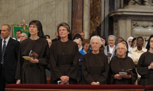 Raffaella Petrini ( la segunda desde la izquierda), secretaria general de la Gobernación del Estado de la Ciudad del Vaticano.