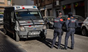 Agentes de los Mossos d'Esquadra esperan frente a un inmueble en una imagen de archivo.