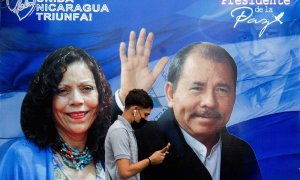 Un joven pasa al lado de un cartel electoral de Daniel Ortega en Managua hace unos días.