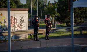 Dos Mossos d'Esquadra controlan el acceso a la A2 dirección Barcelona en Lleida, capital de la comarca del Segrià.