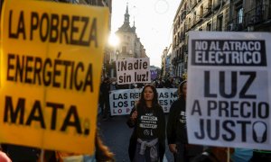 28/10/2021 Entidades y colectivos sociales y ecologistas se manifiestan este jueves en el centro de Madrid para denunciar la subida de los precios de la luz y el gas.