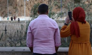 Familiares y personas curiosas saludan a los argelinos en la zona de Bin Lajraf