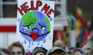 Una pancarta de la Tierra pidiendo ayuda en una manifestación contra la crisis climática en la semana de la Cumbre del Clima de Glasgow (COP26).