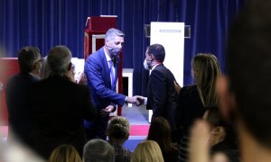 Xavier Garcia Albiol i Rubén Guijarro es donen la mà després de la votació de la moció de censura.