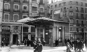 La entrada del Metro de la Gran Vía de Madrid, el Templete que Palacios había diseñado para tal fin, está en un parque céntrico de O Porriño.