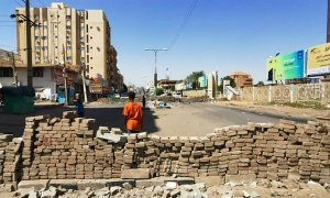 Un joven sudanés apostado frente a las barricadas callejeras construidas durante la noche por manifestantes antigolpistas en la capital, Jartum, tras los llamamientos a la desobediencia civil para protestar por el golpe militar del mes pasado, el 7 de nov