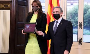 El conseller d’Economia i Hisenda, Jaume Giró, entregant el Projecte de llei de pressupostos de la Generalitat de Catalunya per al 2022 a la presidenta de la Cambra, Laura Borràs.