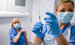 En esta foto de archivo tomada el 8 de diciembre de 2020, una enfermera prepara una dosis de la vacuna Pfizer para una enfermera del Hospital Louisa Jordan en Glasgow.