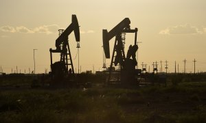 Máquinas de extracción de petróleo operan en una planta de Midland, Texas.