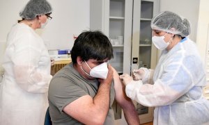 Un hombre recibe una dosis de la vacuna Sputnik en Eslovaquia.