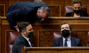 El líder de Vox, Santiago Abascal (i), junto con su portavoz parlamentario, Iván Espinosa de los Monteros (d) y el secretario general del partido, Javier Ortega Smith (c) en el Congreso de los Diputados en Madrid a 11 de noviembre de 2020.