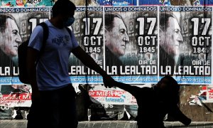 Carteles con la imagen del difunto presidente Juan Domingo Perón, llamando al voto en las elecciones de este domingo en Argentina. REUTERS / Agustin Marcarian