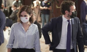 "Espectáculo lamentable": 'Le Figaro' atiza así en un artículo a Ayuso y Génova por la guerra en el PP