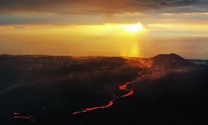Fotografía realizada con un dron que muestra la colada de magma que se dirige al mar por la erupción del volcán Cumbre Vieja que vuelve a expulsar material solido este domingo