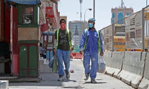 Trabajadores caminando en una calle de Doha (Qatar).