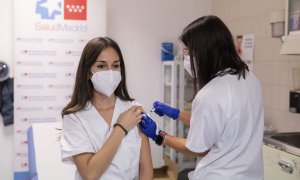 Una sanitaria del centro recibe la vacuna contra la gripe en el día en el que se inicia la segunda fase de la campaña de vacunación, en el Centro de Salud Pozuelo de Alarcón, a 8 de noviembre de 2021, en Pozuelo de Alarcón, Madrid.